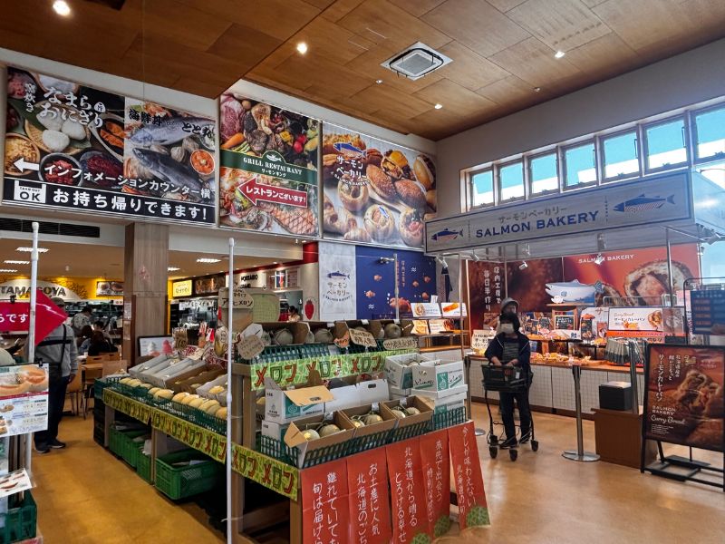 北海道の道の駅サーモンパーク千歳に並ぶメロンと隣接するサーモンベーカリー
