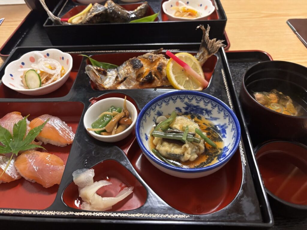 支笏湖畔「お食事処 寿」の姫ます焼きセット。姫ます姿焼き・チップ寿司・姫ますマリネ・お吸い物が並ぶ定食