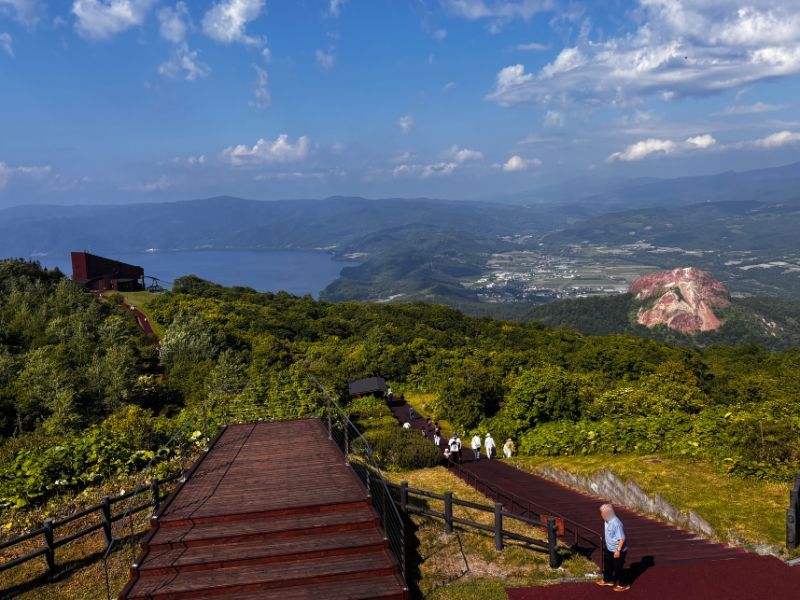 USU360展望台から見渡す洞爺湖と昭和新山、有珠山ロープウェイ山頂駅の眺め