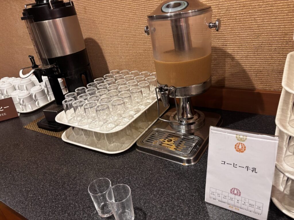 パークホテル雅亭のバイキング会場に置かれたコーヒー牛乳のサーバーとグラス