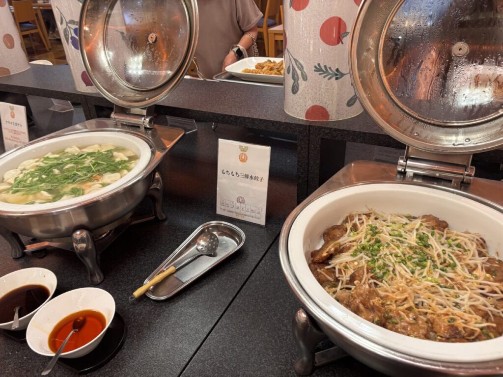 パークホテル雅亭の夕食バイキングに並ぶもちもち三鮮水餃子と肉料理
