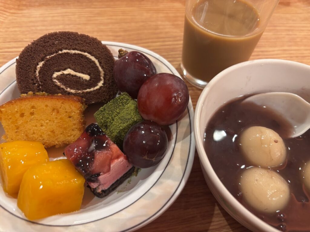 パークホテル雅亭の夕食デザート、ロールケーキやマンゴー、白玉ぜんざいとコーヒー牛乳