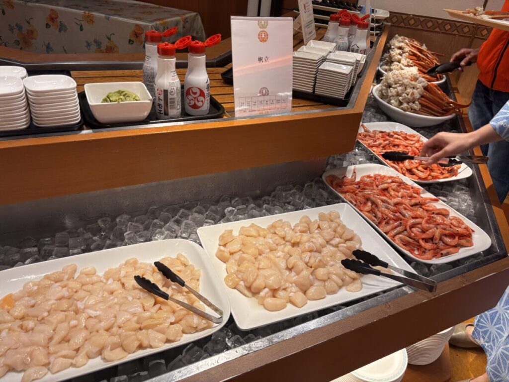 パークホテル雅亭の夕食に並んだホタテやえび、カニなどの海の幸