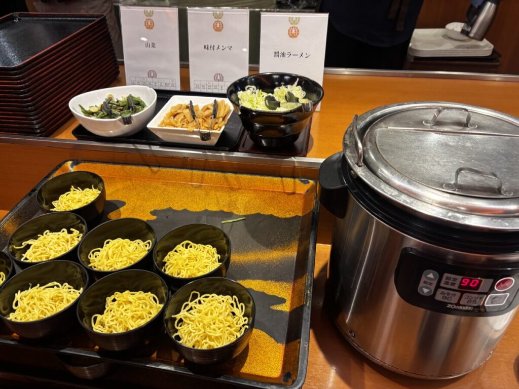 パークホテル雅亭の夕食バイキング、山菜や味付メンマが並ぶ醤油ラーメンのコーナー