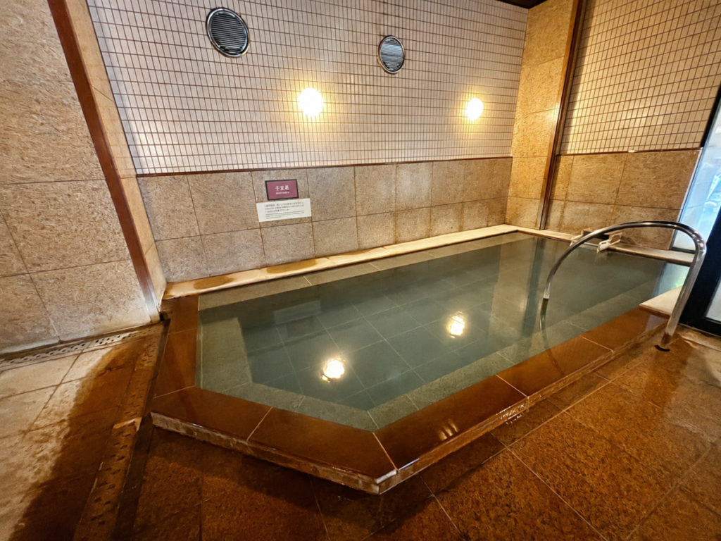 パークホテル雅亭の内風呂「子宝の湯」、硫黄泉が満ちた浴槽