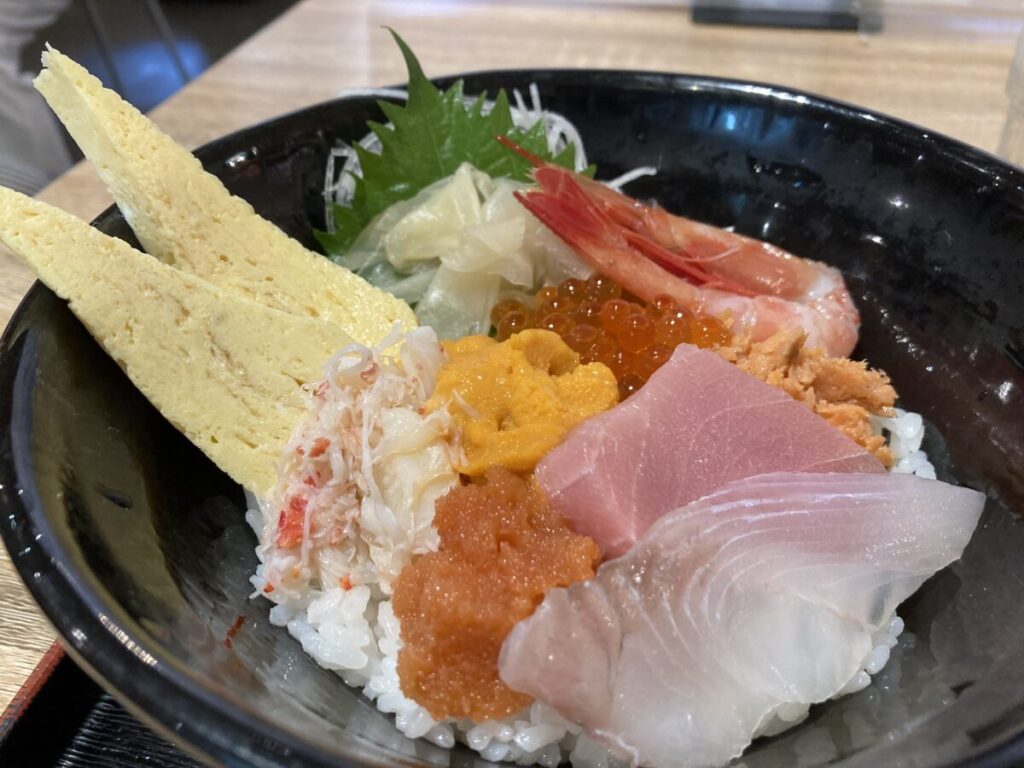 温泉市場の海鮮丼、ウニ・いくら・カニ・甘えびが盛られた贅沢な一杯