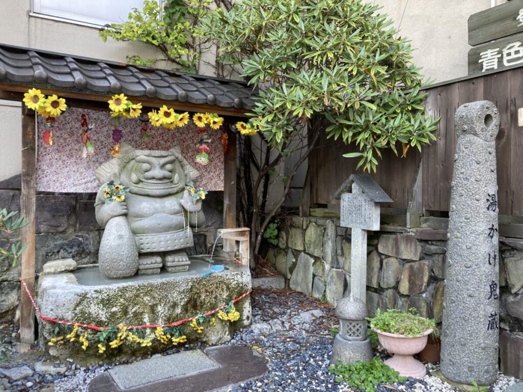 登別温泉街の「湯かけ鬼蔵」、無病息災を願って湯をかける鬼の石像
