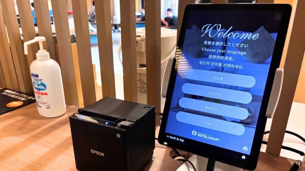 ゆとりろ洞爺湖のフロントに置かれたチェックイン用タブレットとレシートプリンター