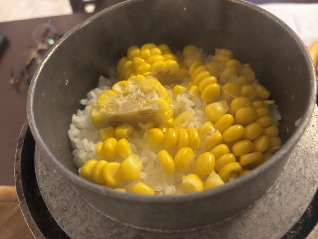 釜で炊き上がった玉蜀黍の炊き込みご飯、とうもろこしの粒がぎっしり