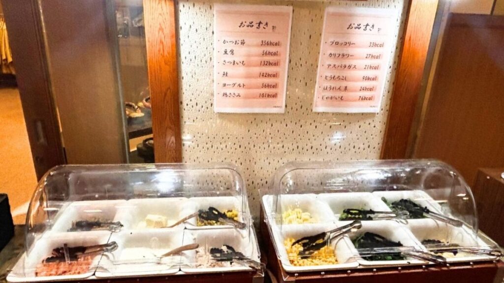 ゆとりろ洞爺湖の犬用ビュッフェ、かつお節や鮭などの食材とカロリー表示のお品書き