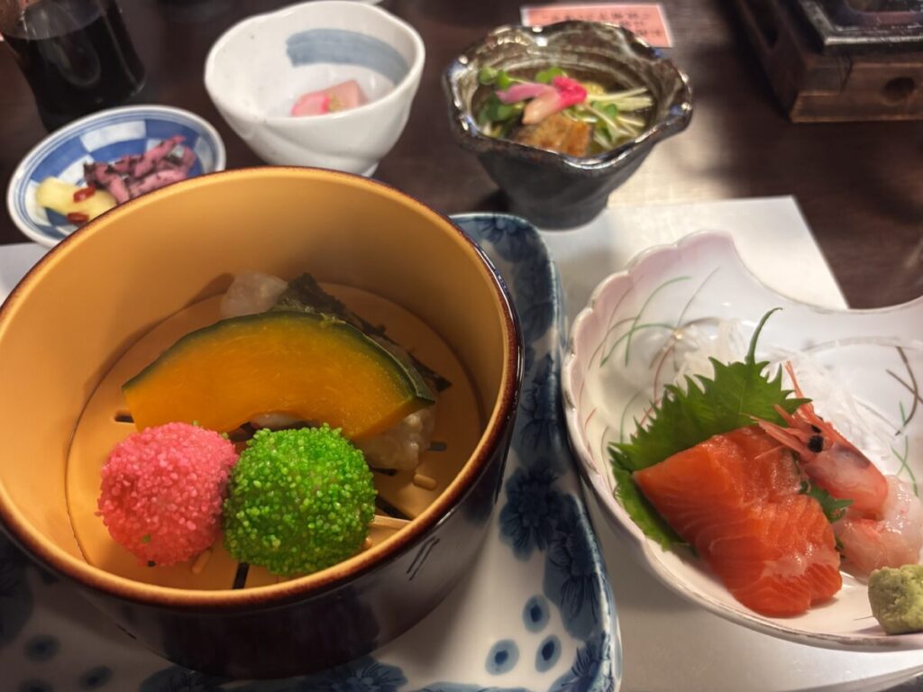 ゆとりろ洞爺湖の会席料理のおつくり、サーモンと甘えびと二色団子